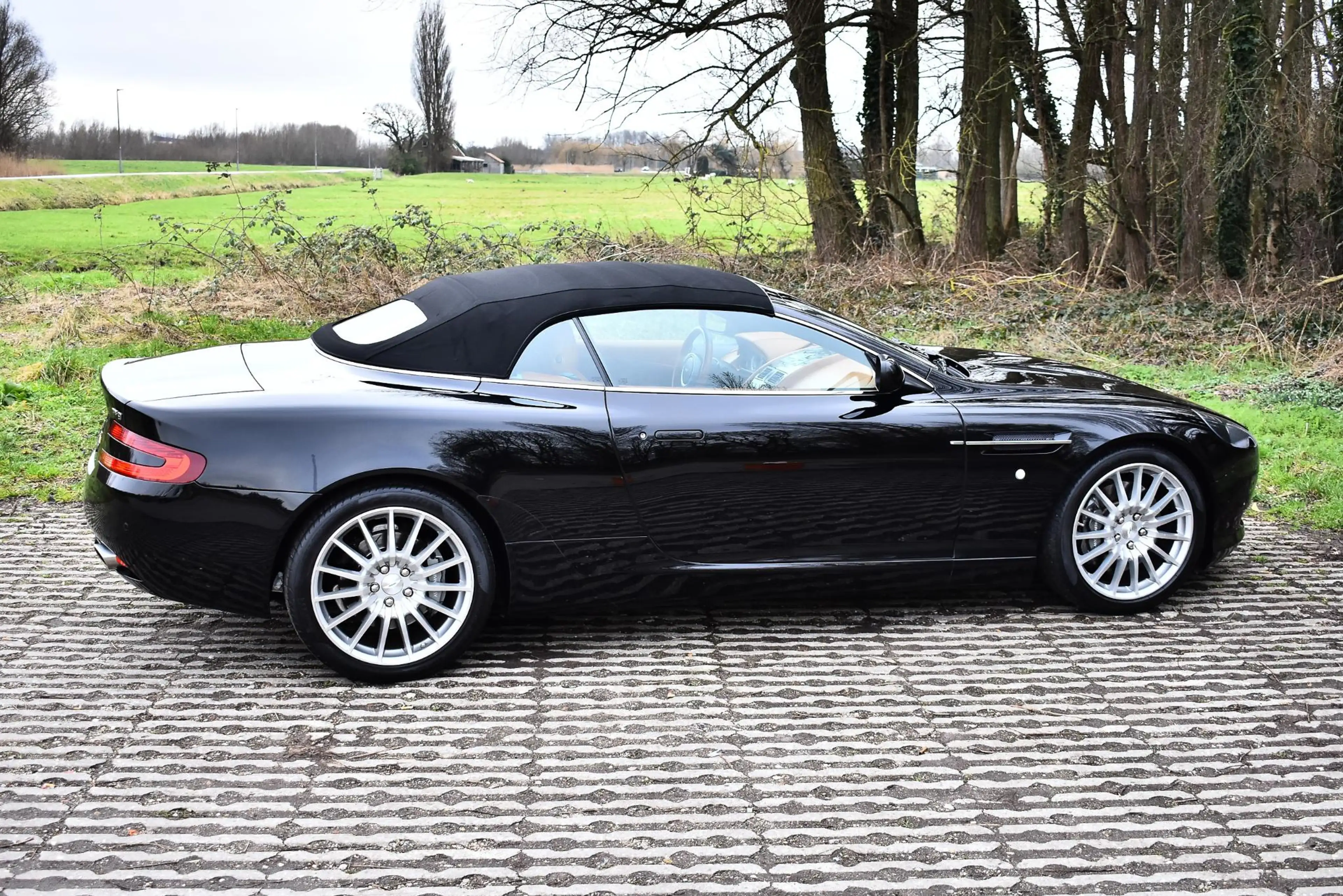 Aston Martin DB9 Volante Convertible 5.9 V12 455 HP Touchtronic — photo 13