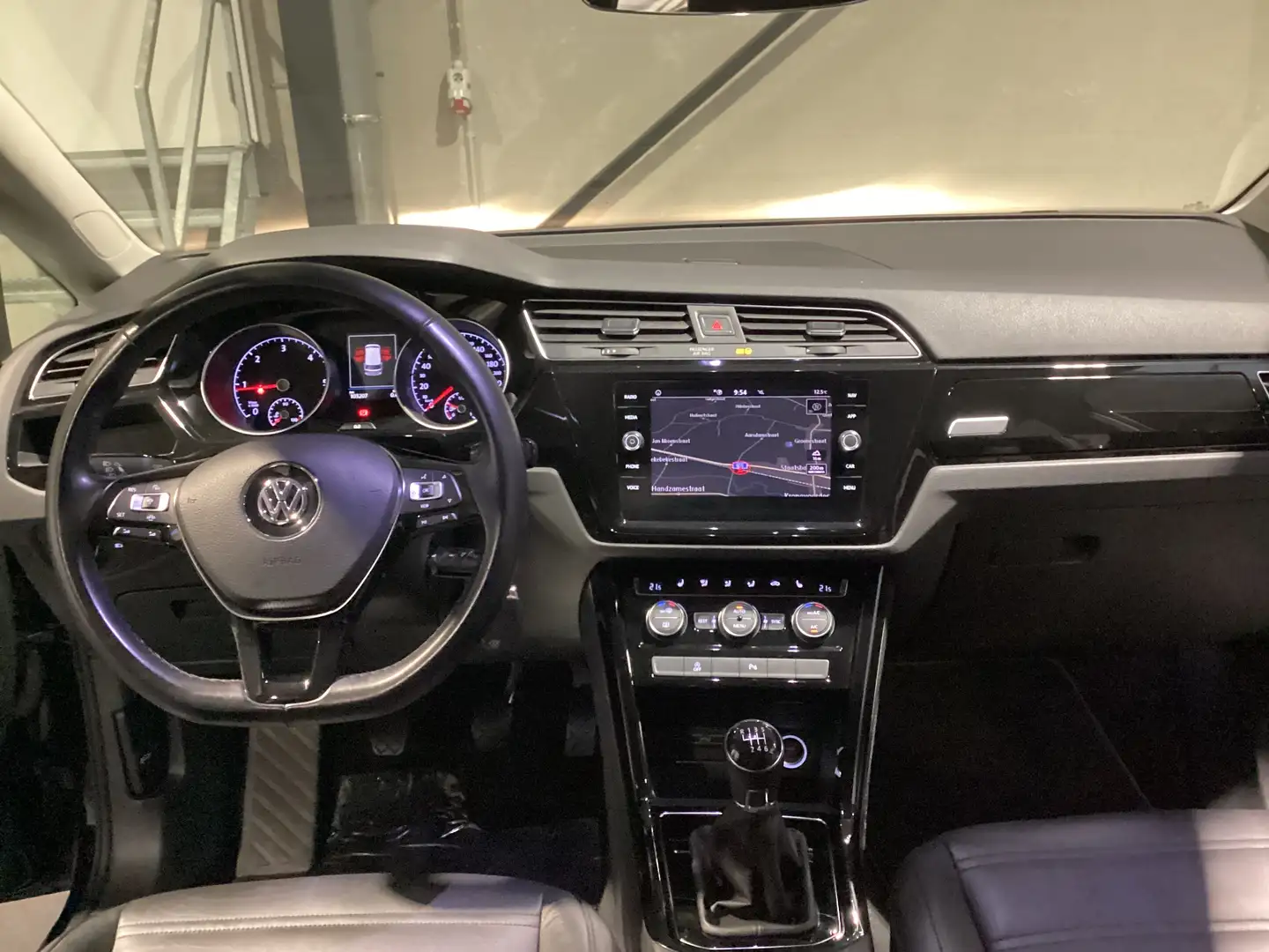 Volkswagen Touran 1.6TDi/1steEig/103000km/Leder/Adapcruise/Pdc/Alu Schwarz - 2