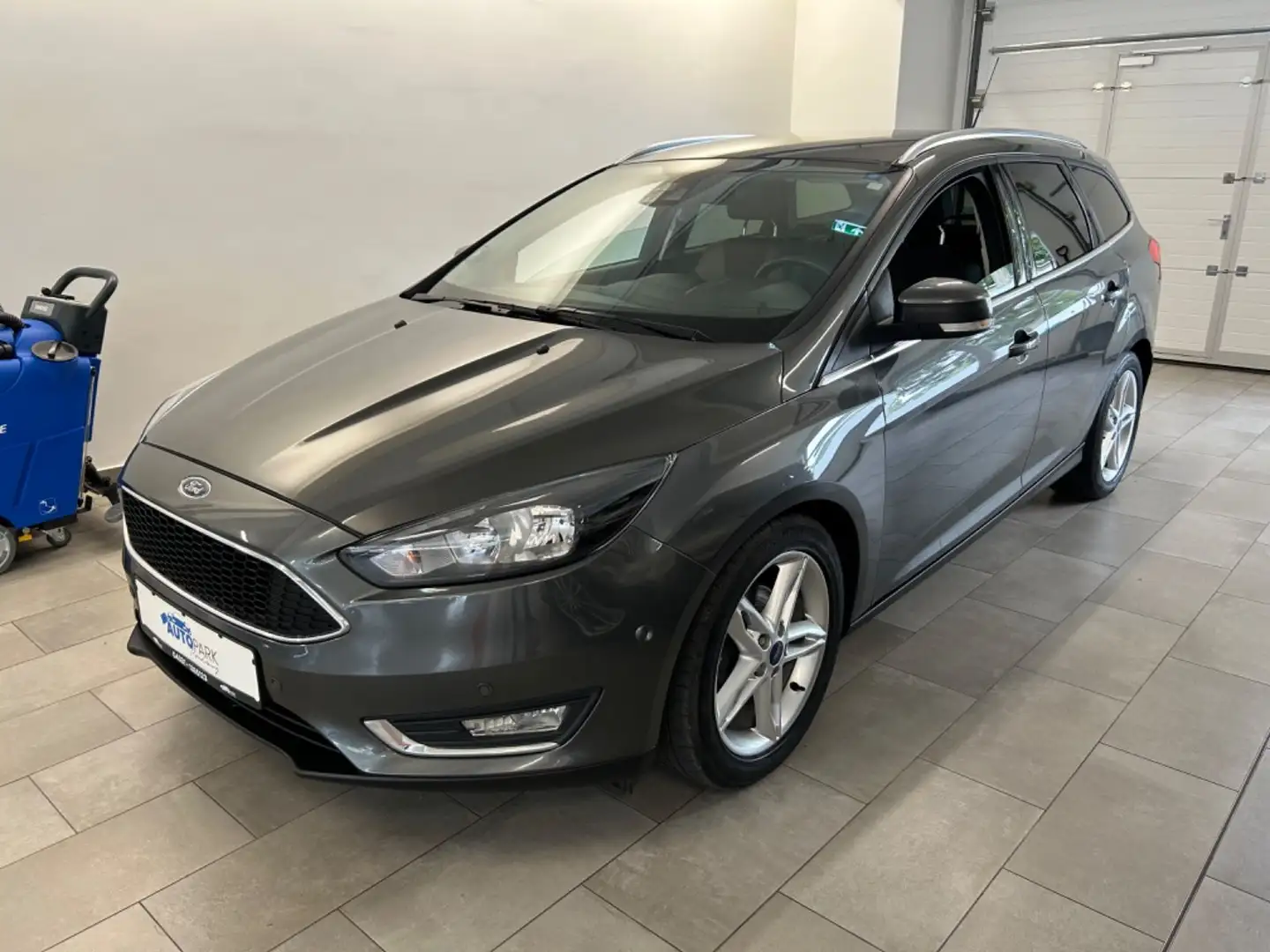 Ford Focus Turnier Titanium Grau - 1