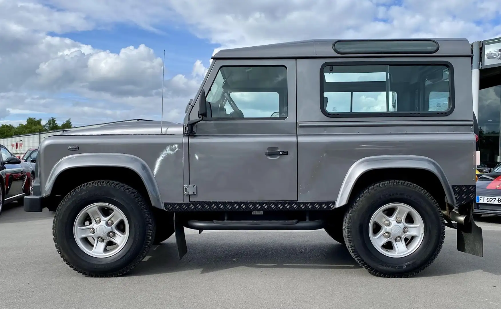 Land Rover Defender 90 TD4 / 2.4l 4 Cylindres 122 CH BVM 6 / Grau - 2