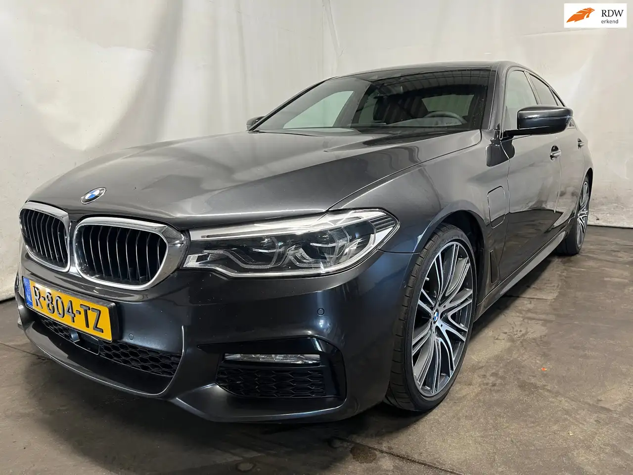 BMW 530 5-serie 530e iPerformance High Executive — photo 1 of 30
