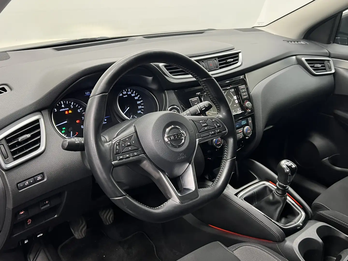Nissan Qashqai 1.3 DIG-T N-Connecta |NAVIGATIE | KEYLESS | TREKHA Zwart - 2