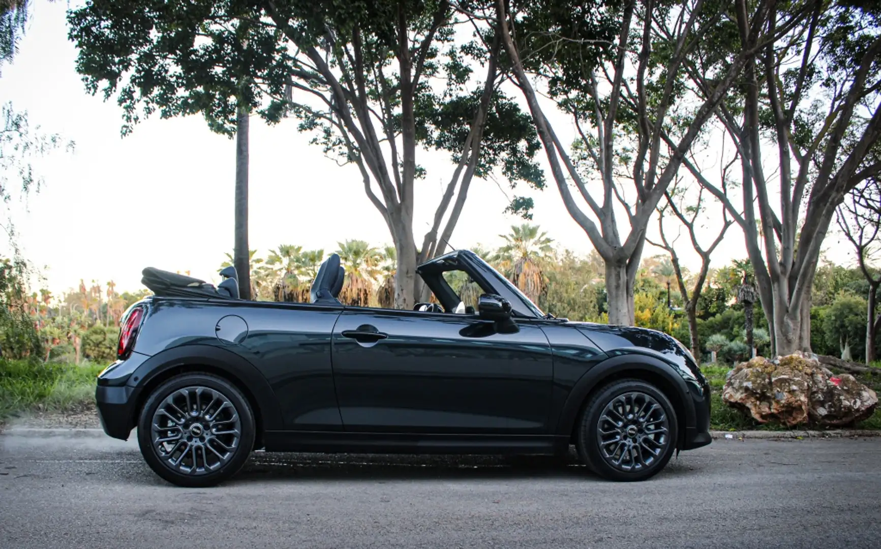 MINI Cooper Cabrio C Aut. Favoured Gris - 2