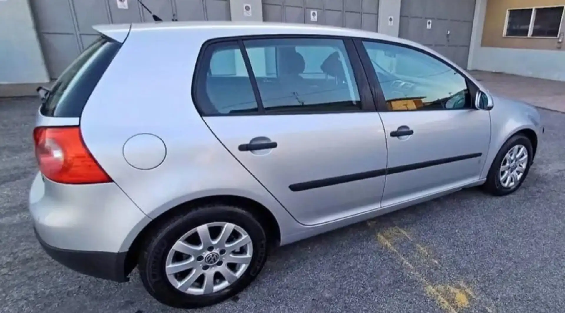 Volkswagen Golf 5 serie 1.6 benzina 116cv Grigio - 2