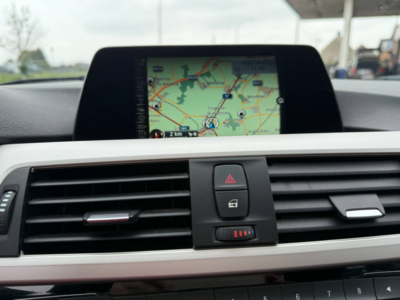 BMW 318 Touring 318 d / Capteurs avant et arrière / Système de navigation — photo 10