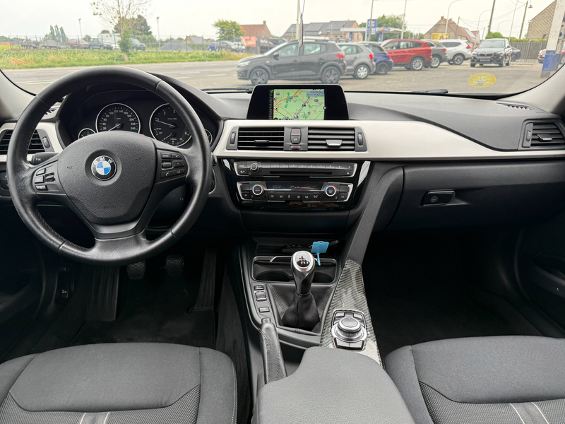 BMW 318 Touring 318 d / Capteurs avant et arrière / Système de navigation — photo 8
