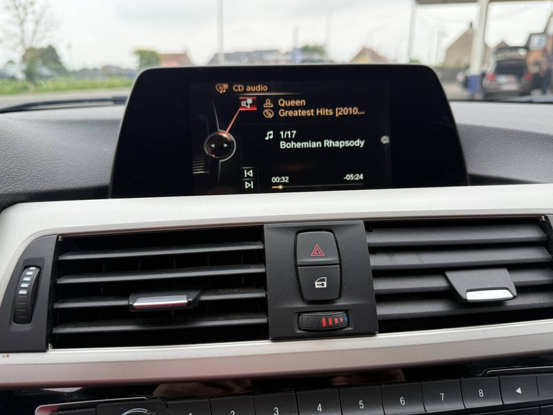 BMW 318 Touring 318 d / Capteurs avant et arrière / Système de navigation — photo 13