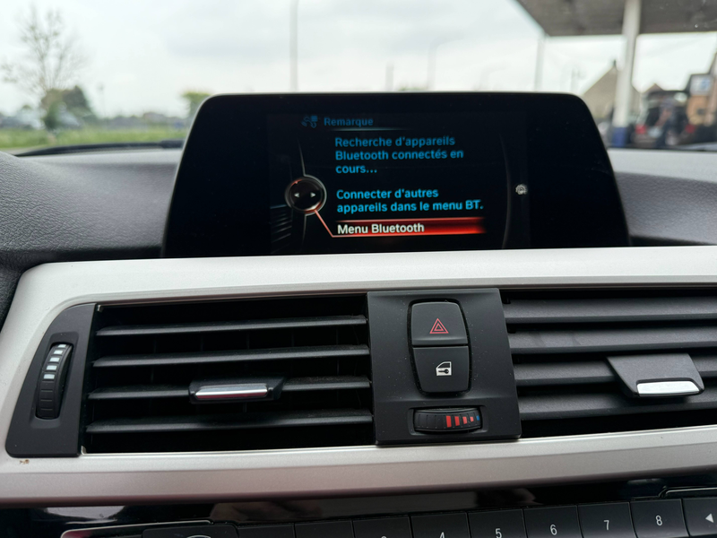 BMW 318 Touring 318 d / Capteurs avant et arrière / Système de navigation — photo 12