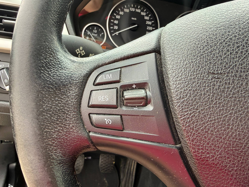BMW 318 Touring 318 d / Capteurs avant et arrière / Système de navigation — photo 15
