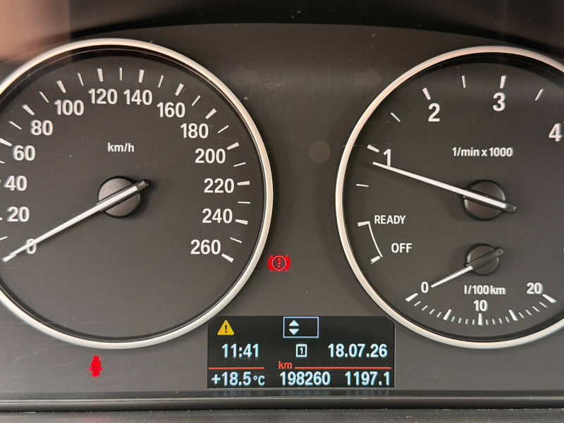 BMW 318 Touring 318 d / Capteurs avant et arrière / Système de navigation — photo 9