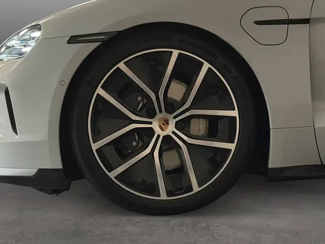 Porsche Taycan view 9