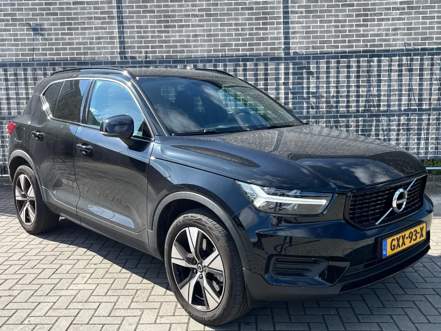Volvo XC40 1.5 T4 Recharge R-Design Zwart - 2