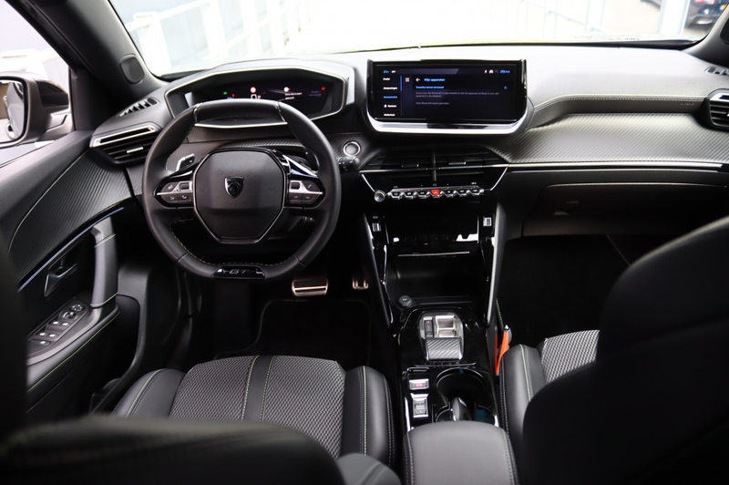 Peugeot 2008 1.2 Hybrid 145 GT — photo 12