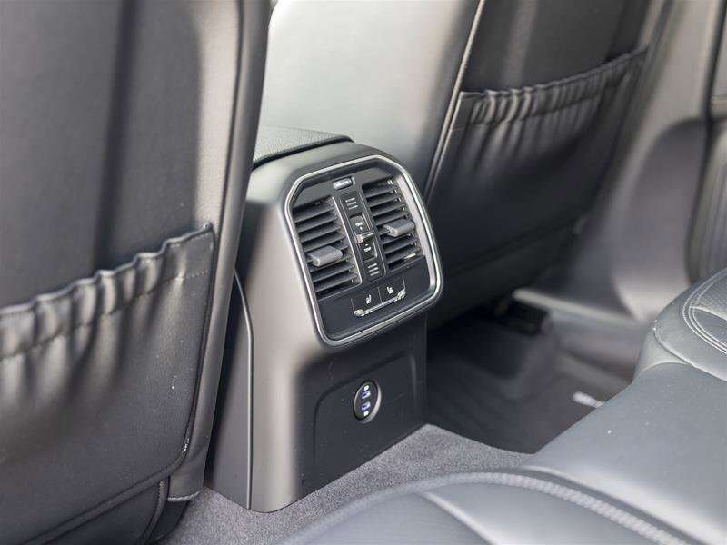 2024 Porsche Macan Base Gray thumb 23