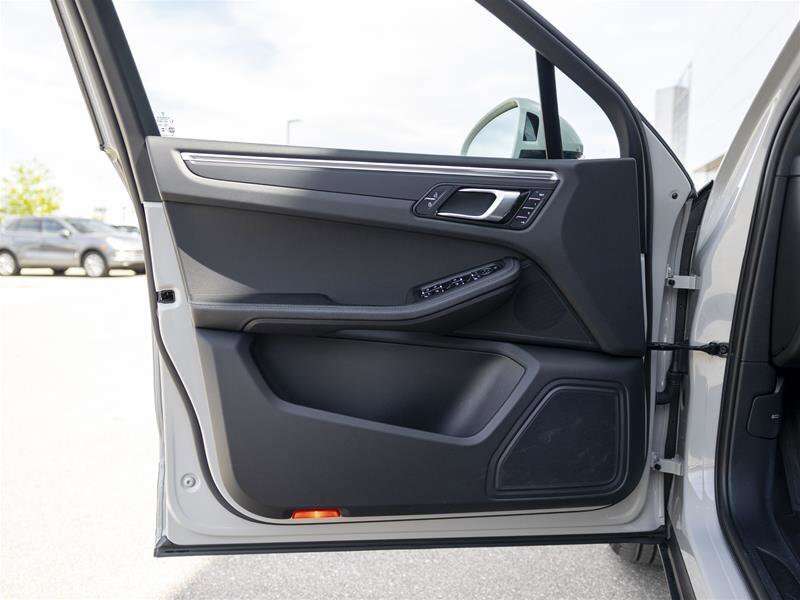 2024 Porsche Macan Base Gray thumb 16