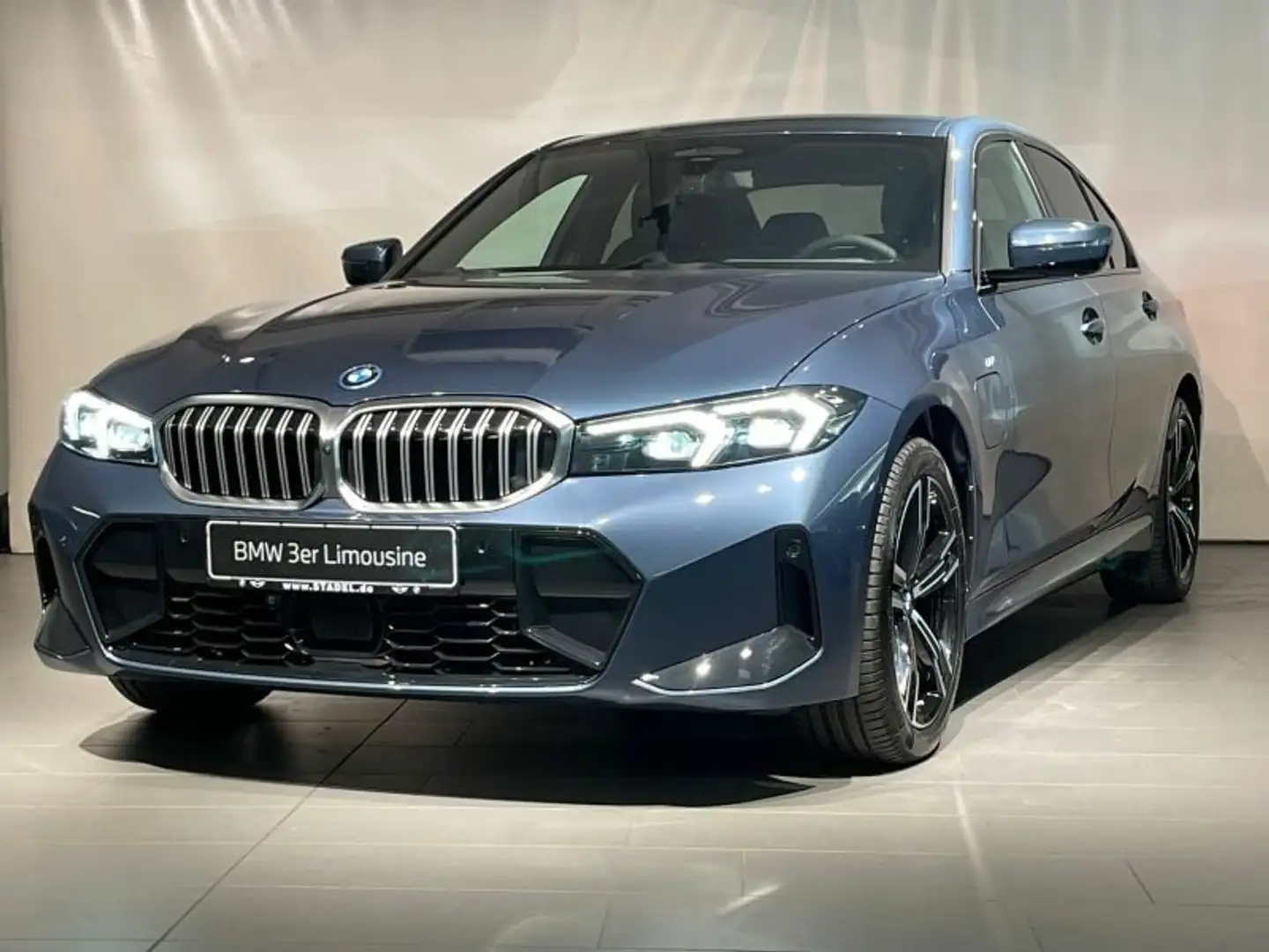 BMW 330 e xDrive Limousine M Sportpaket Blau - 2