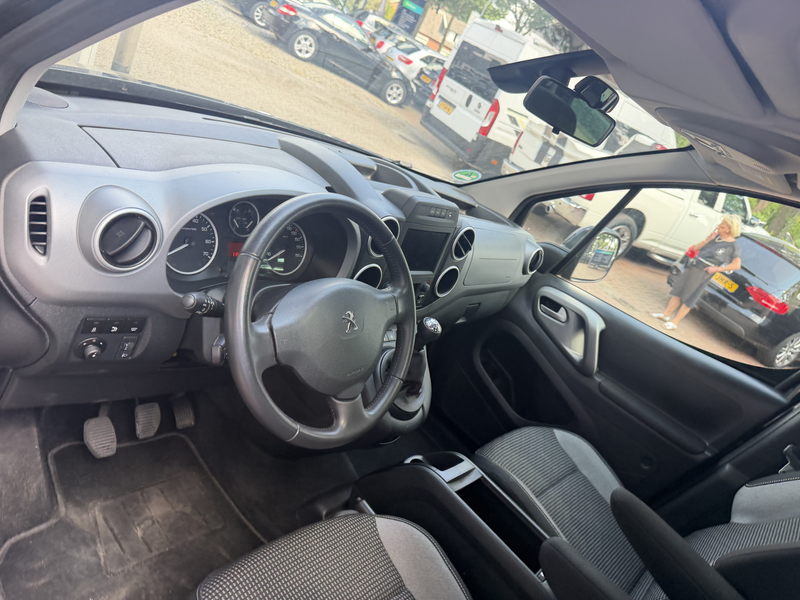 Peugeot Partner Tepee 1.2 PureTech Active 6-2018 • 81 kW / 110 PK — photo 25