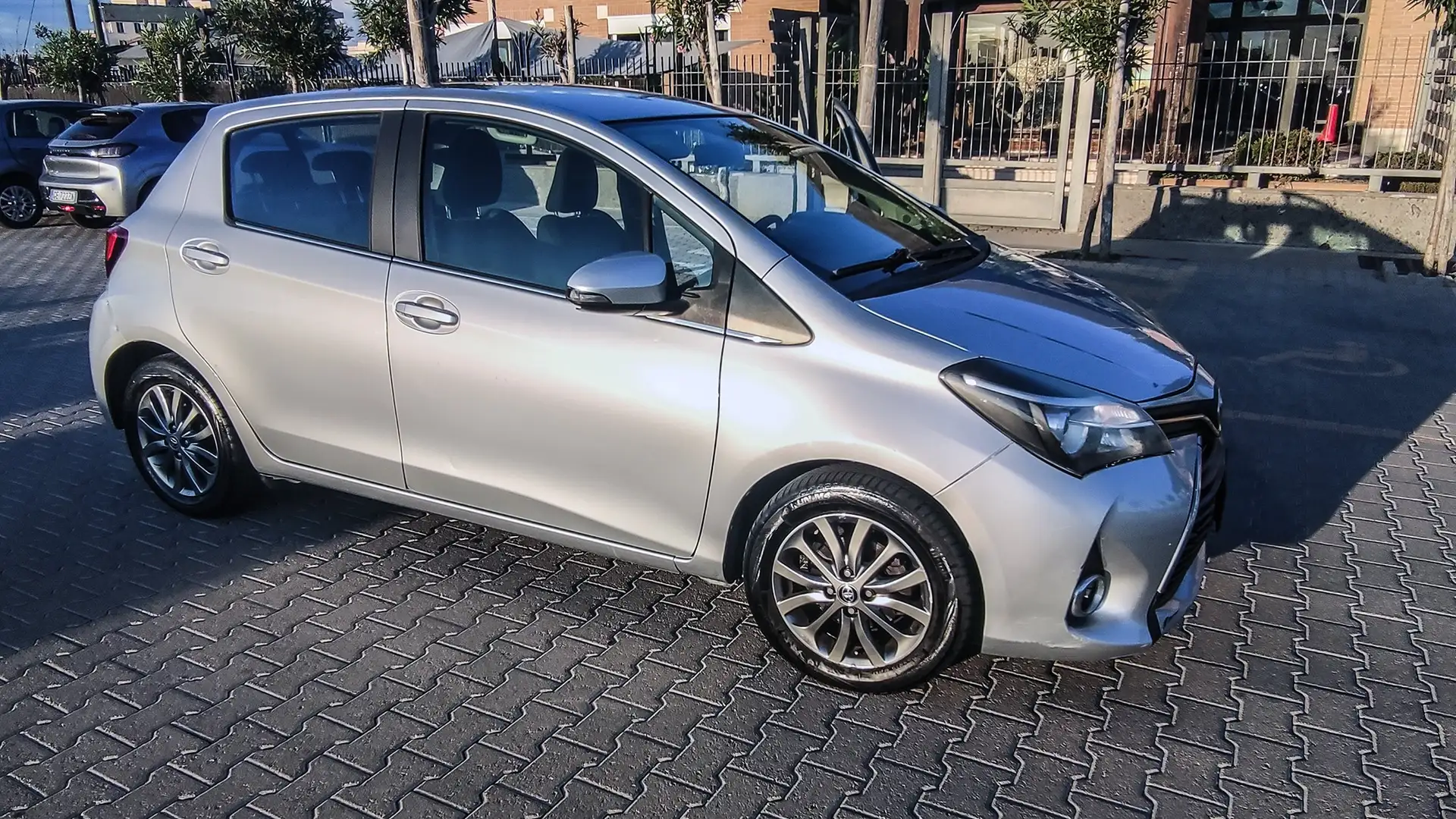 Toyota Yaris Yaris III 2015 5p 1.4 d-4d Active my16 Srebrny - 1