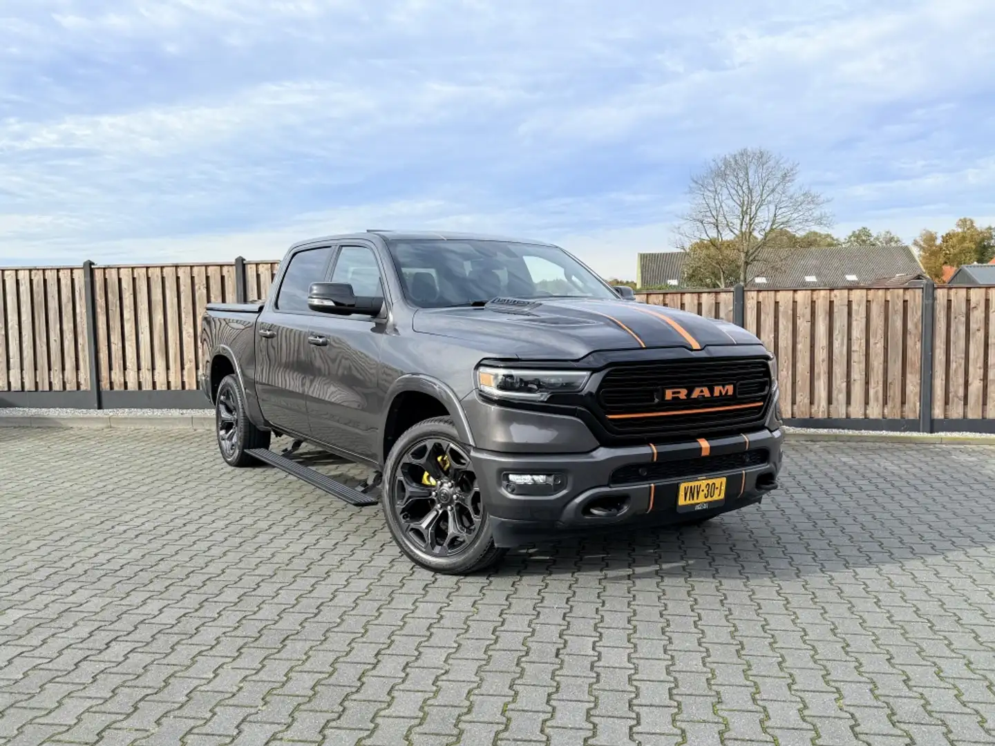 Dodge RAM 1500 5.7 V8 4x4 CC LIMITED NIGHT ED. PANO HEAD-UP Gris - 1
