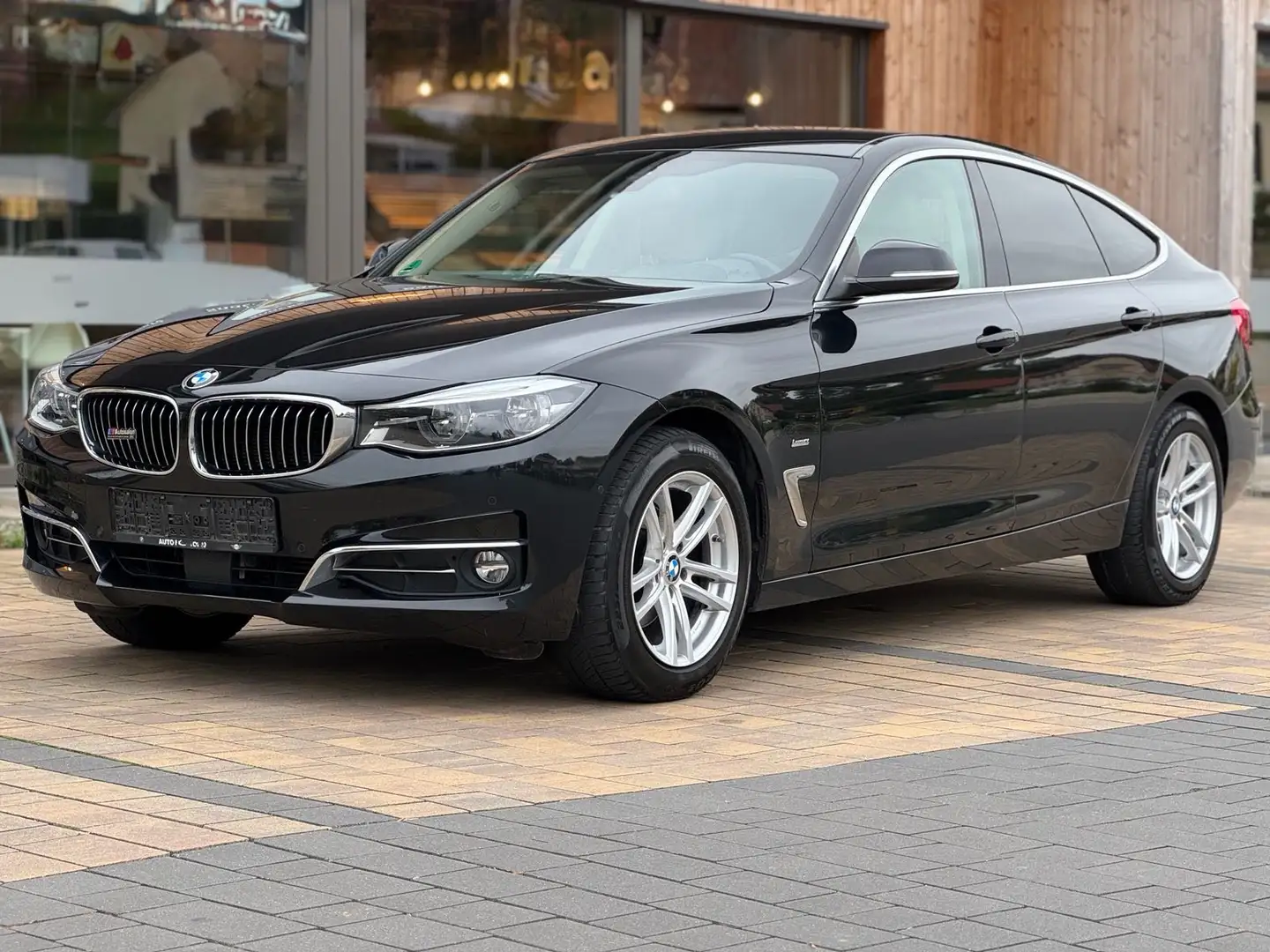 BMW 320 320 d xDrive Luxury Line Schwarz - 1