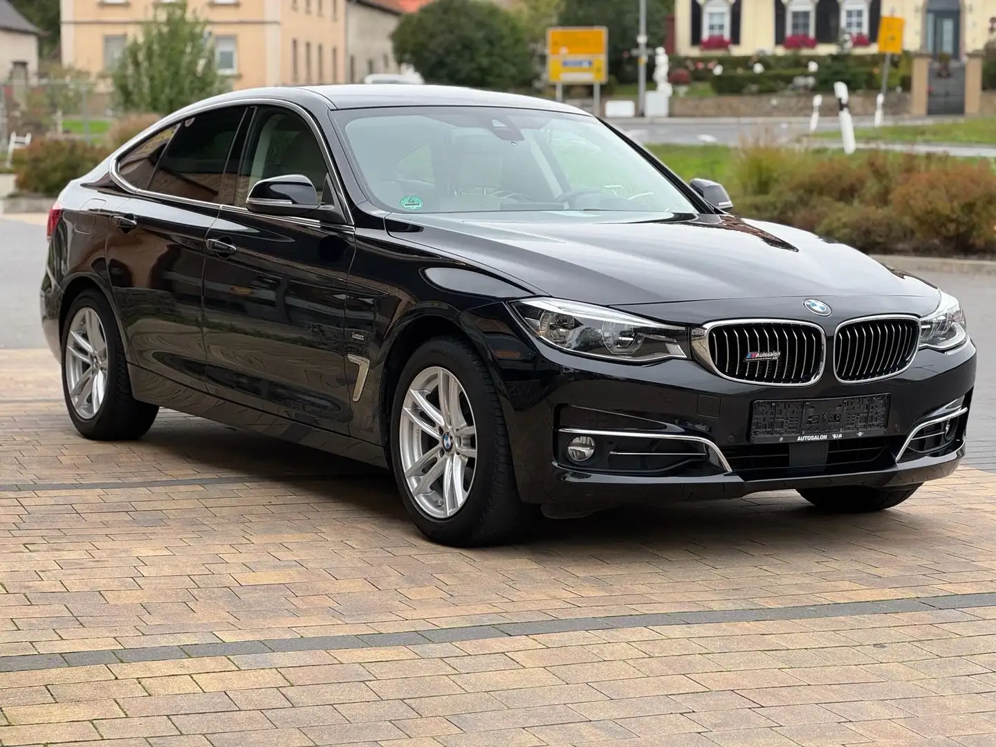 BMW 320 320 d xDrive Luxury Line Schwarz - 2