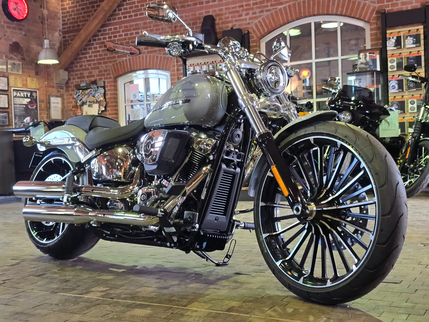 Harley-Davidson Breakout FXBR Breakout Gris - 1