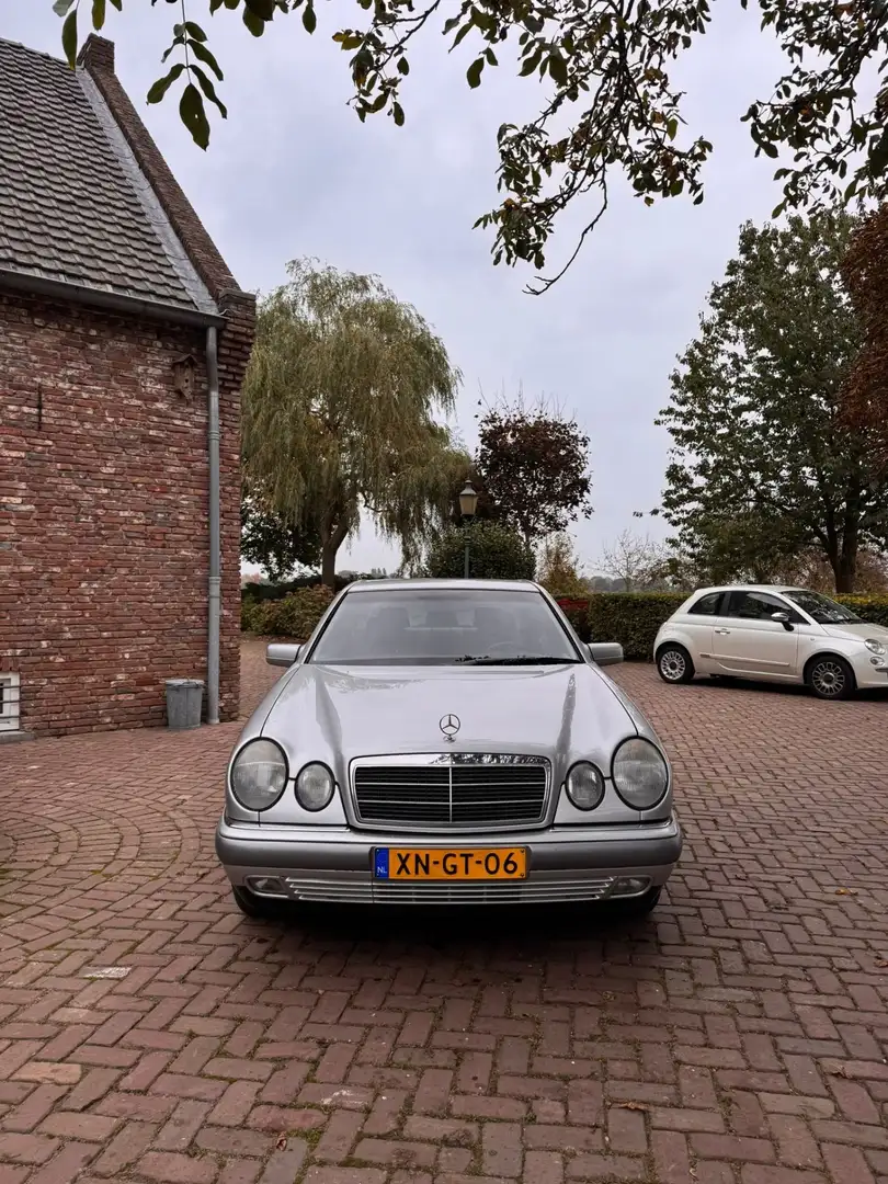 Mercedes-Benz E 240 Avantgarde Argintiu - 2
