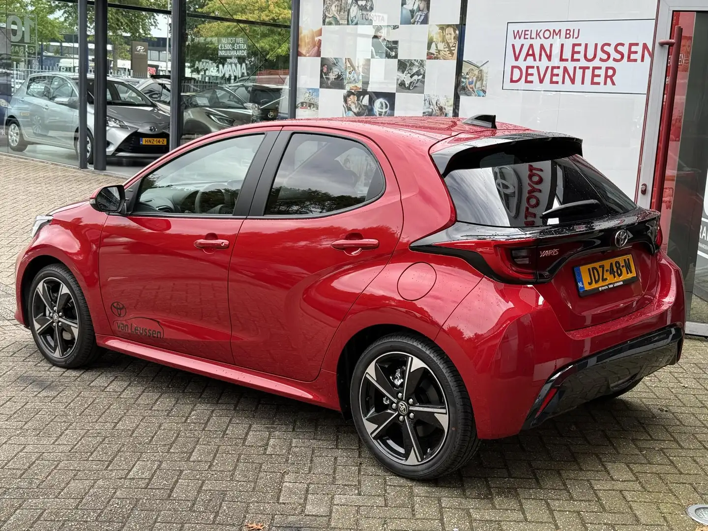 Toyota Yaris 1.5 Hybrid 130 Executive NL-AUTO KEYLESS PRK SENSO Rood - 2