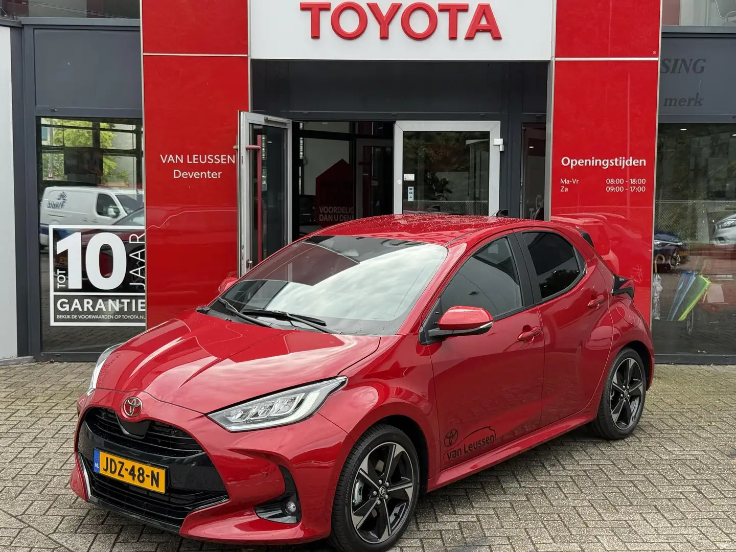 Toyota Yaris 1.5 Hybrid 130 Executive NL-AUTO KEYLESS PRK SENSO Rood - 1