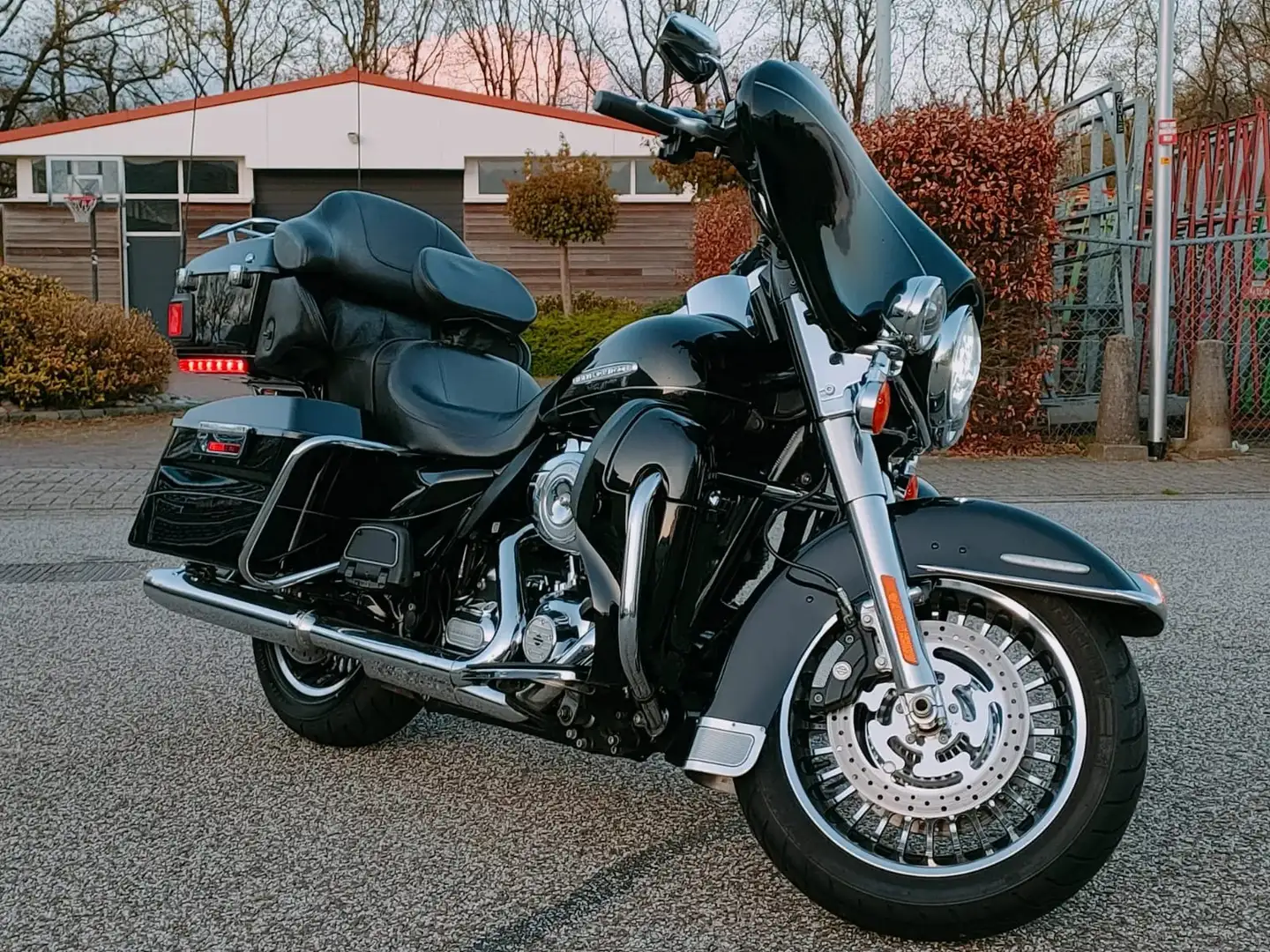 Harley-Davidson Electra Glide FLHTK Ultra Limited Negro - 2