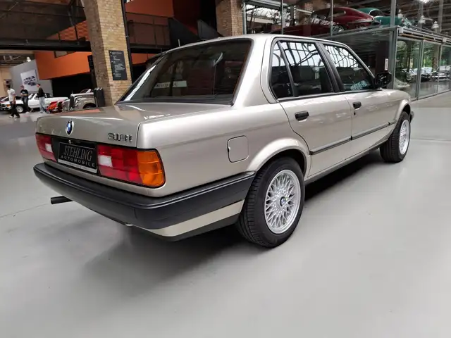 BMW 3 Series view 15