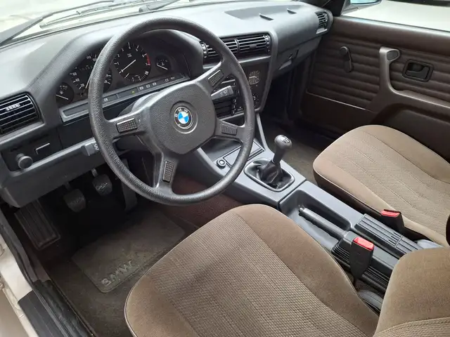 BMW 3 Series view 13