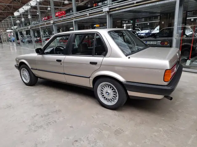 BMW 3 Series view 4