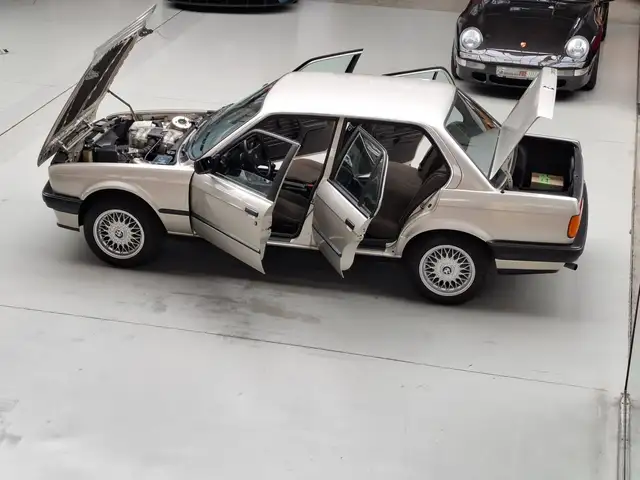 BMW 3 Series view 7
