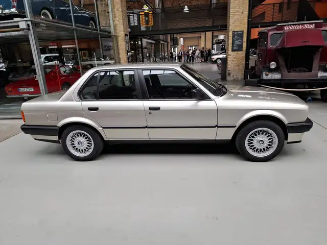 BMW 3 Series view 10
