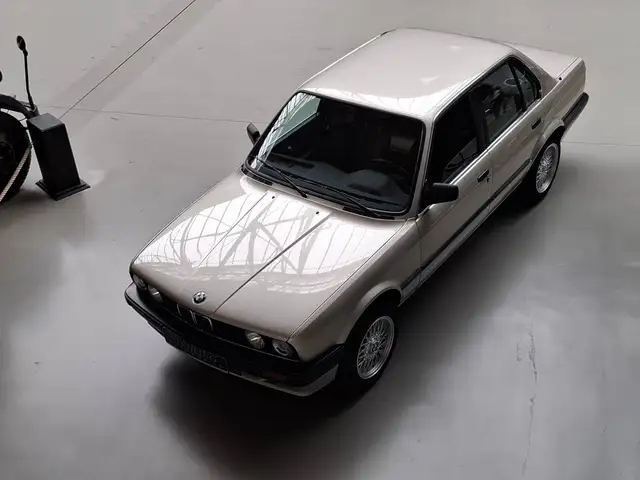 BMW 3 Series view 5