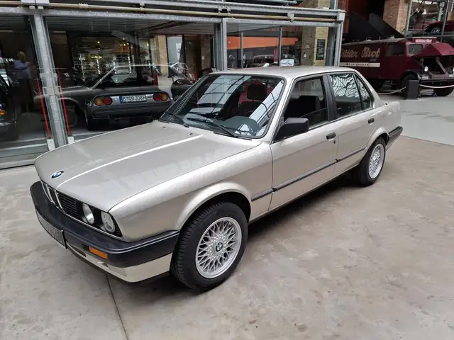 BMW 3 Series view 3