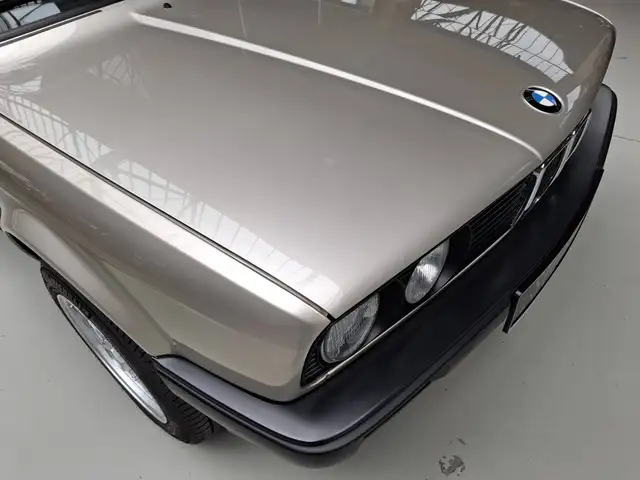 BMW 3 Series view 11