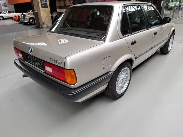 BMW 3 Series view 12