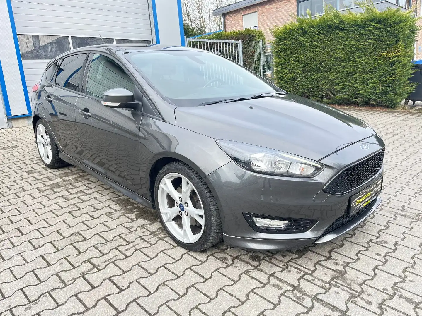 Ford Focus 1.5 Lim. ST-Line/NAVI/SHZ/MFL/PDC/SCHECKH. Gris - 1
