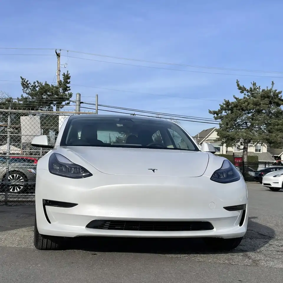Tesla Model 3 снимка Tesla Model 3
