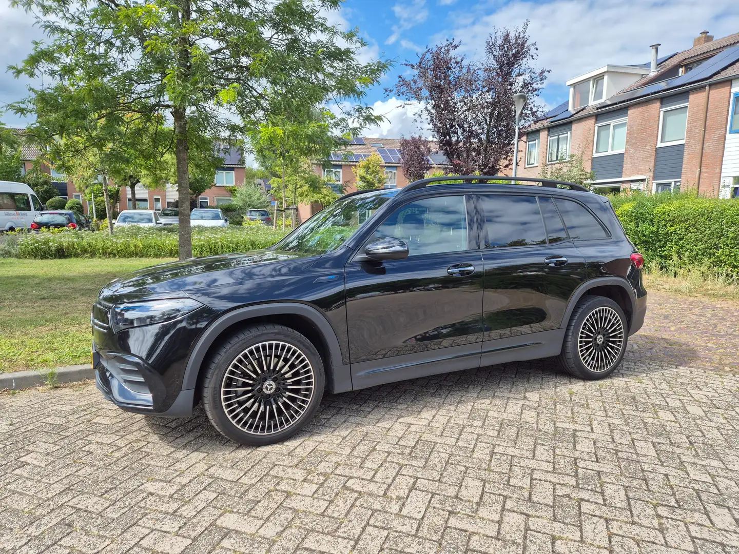 Mercedes-Benz EQB 250 AMG Line | 7-zitter | Panoramadak | Nightpakket Zwart - 1