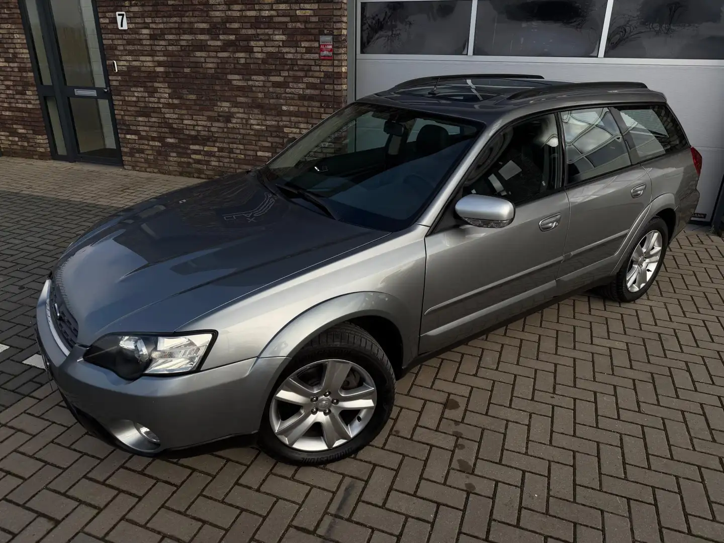 Subaru OUTBACK 3.0R Executive Automaat Gris - 2