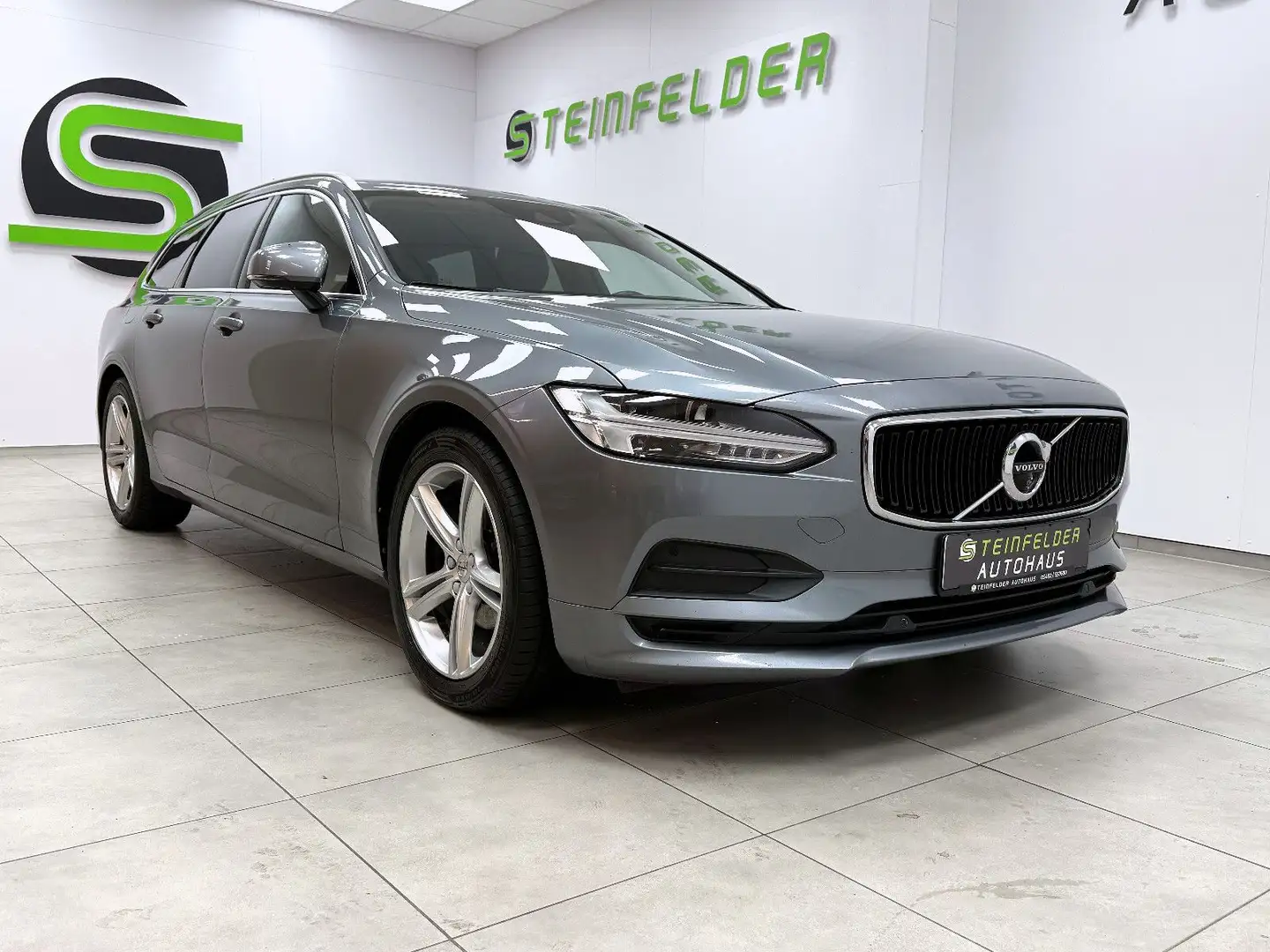 Volvo V90 D3 Momentum / LEDER / SHZ / 360 / LED Gris - 1