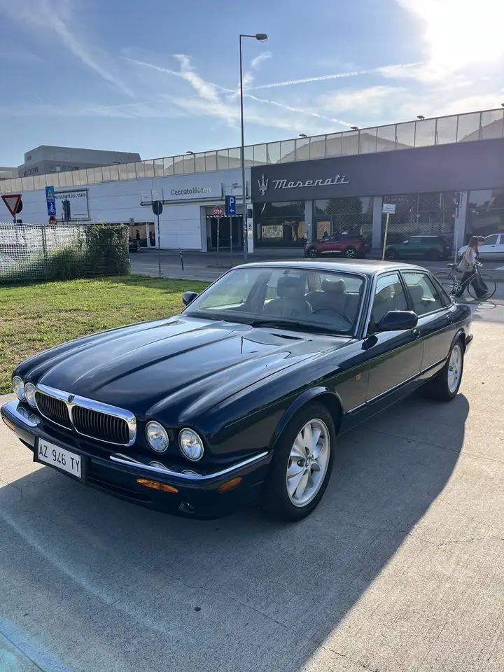 Jaguar XJ8