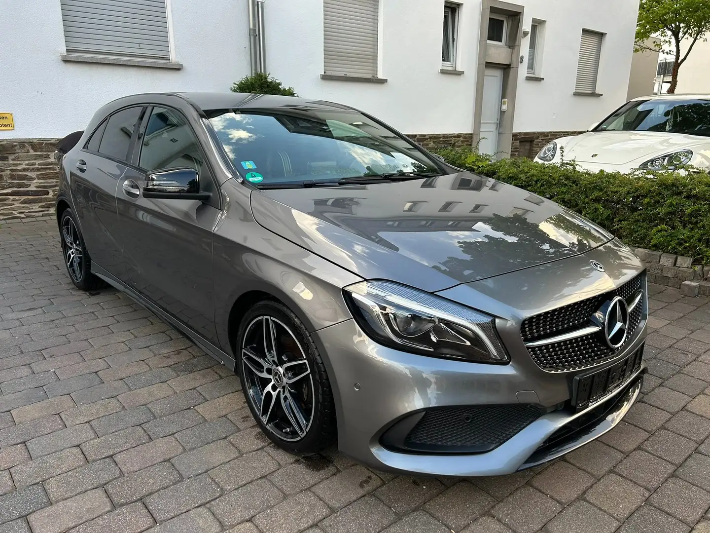 Mercedes-Benz A 180 A 180 BlueEfficiency AMG Line - 1. Hand - EURO 6 - Gris - 1
