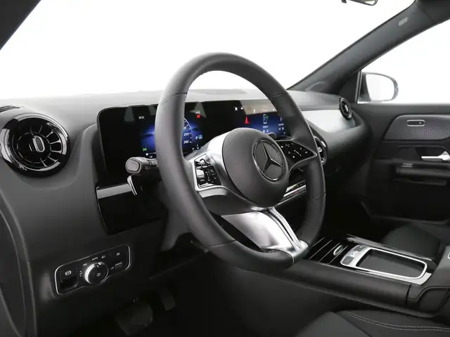Mercedes-Benz GLA view 10