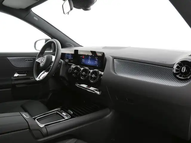 Mercedes-Benz GLA view 11