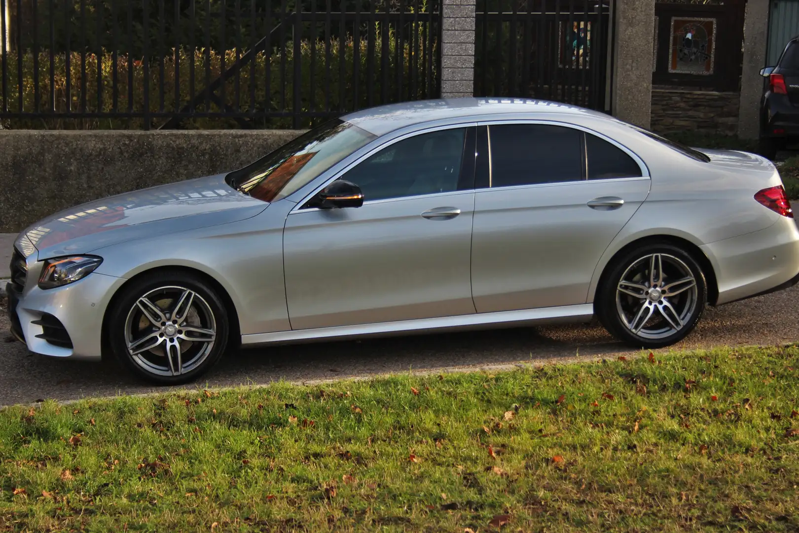 Mercedes-Benz E 220 AMG - Packet / 194PS / 2. Besitz / BURMESTER Sound / Unfallfrei / Pi.12/2026 ! Silber - 2