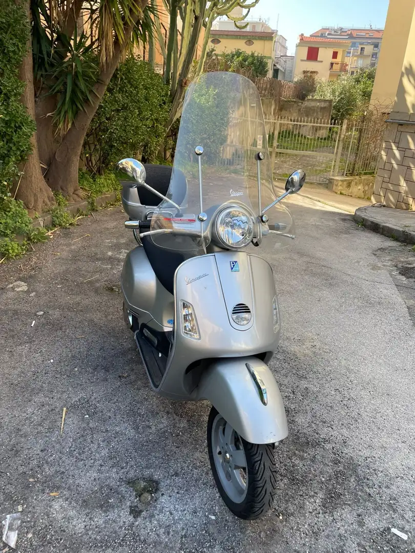 Piaggio GTS 250 Gümüş rengi - 1